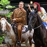 Sascha Gluth (l) als Shatterhand und Michael Berndt-Cananá als Winnetou reiten auf Pferden. / Foto: Robert Michael/dpa