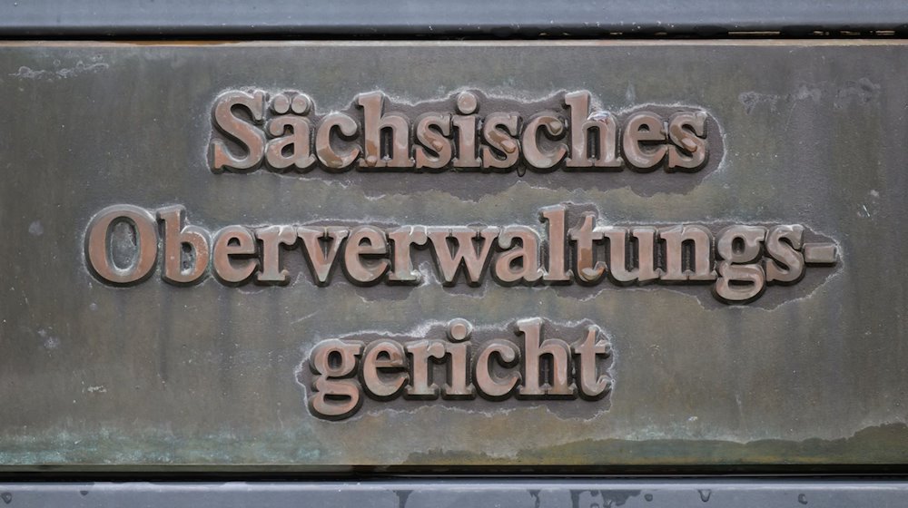 Ein Schild „Sächsisches Oberverwaltungsgericht“ steht vor dem Gebäude auf dem Gelände der Ortenburg. / Foto: Robert Michael/dpa