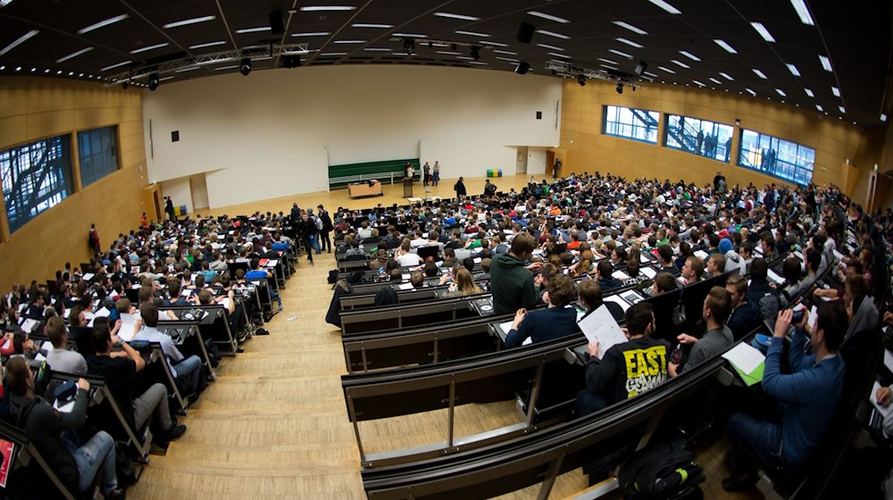 تجلس الطلاب في يوم الأبواب المفتوحة للجامعة في القاعة الدراسية. / صورة: آرنو بورجي/دبا-زنترالبيلد/دبا