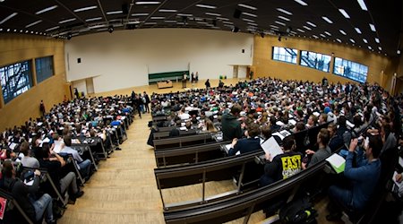 تجلس الطلاب في يوم الأبواب المفتوحة للجامعة في القاعة الدراسية. / صورة: آرنو بورجي/دبا-زنترالبيلد/دبا