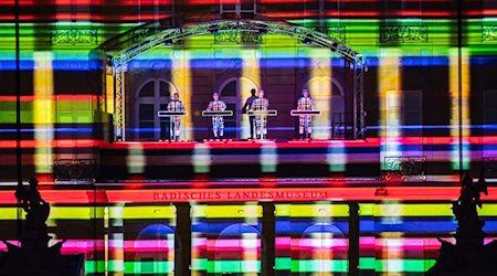 تأدية فرقة الموسيقى الإلكترونية كرافتفيرك على شرفة قلعة كارلسروه. / صورة: Uli Deck/dpa