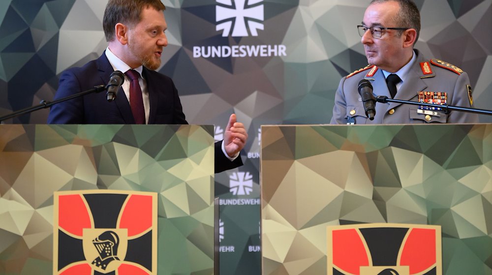 Michael Kretschmer (CDU, l), Ministerpräsident von Sachsen, und Carsten Breuer, Generalinspekteur der Bundeswehr. / Foto: Robert Michael/dpa