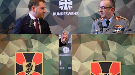 مايكل كريتشمر (CDU، يسار)، رئيس وزراء ولاية ساكسونيا، وكارستن بروير، الجنرال الأعلى للجيش الألماني. / صورة: روبرت مايكل / دبا