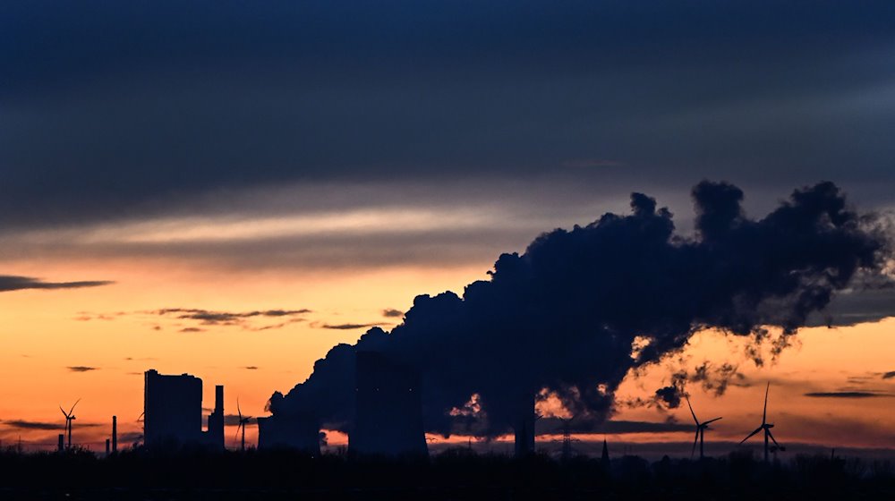 Die Sonne ist hinter dem Braunkohlekraftwerk Niederaußem untergegangen. / Foto: Federico Gambarini/dpa