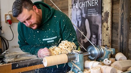 Holzspielzeugmacher Markus Füchtner drechselt in seiner Werkstatt Grundkörper für einen Nussknacker. / Foto: Hendrik Schmidt/dpa-Zentralbild/dpa/Archivbild