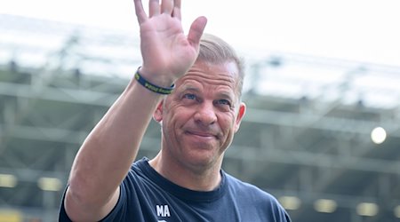 Dynamo Trainer Markus Anfang winkt vor Beginn des Spiels. / Foto: Robert Michael/dpa