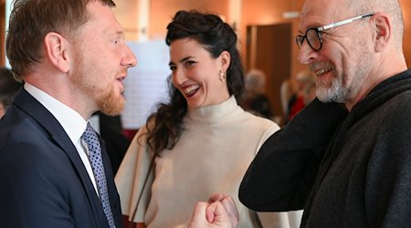 Michael Kretschmer (l-r, CDU), Ministerpräsident von Sachsen, die Tänzerin Margaux Marielle-Tréhoüart und Schauspieler Götz Schubert unterhalten sich. / Foto: Jens Kalaene/dpa