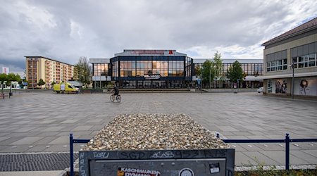 Ein Radfahrer fährt über den Lausitzer Platz vor der Lausitzhalle in Hoyerswerda. / Foto: Robert Michael/dpa-Zentralbild/dpa