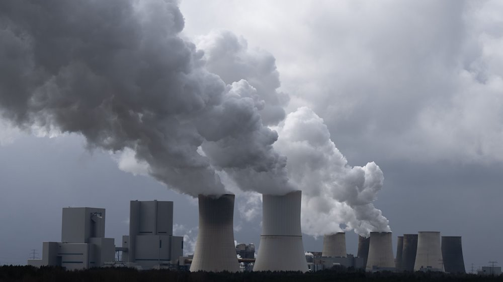 Steam rises from the cooling towers of the Boxberg coal-fired power plant in Lusatia near the Polish border / Photo: Sebastian Kahnert/dpa