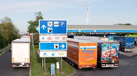Numerosos camiones aparcados en el área de servicio de la autopista Dresdner Tor Süd en la 4ª autopista / Foto: Sebastian Kahnert/dpa