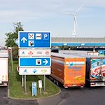 Zahlreiche Lkws parken an der Autobahnraststätte Dresdner Tor Süd an der Autobahn 4. / Foto: Sebastian Kahnert/dpa