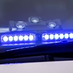Ein Blaulicht leuchtet unter der Frontscheibe eines Einsatzfahrzeugs der Polizei. / Foto: Lino Mirgeler/dpa/Symbolbild