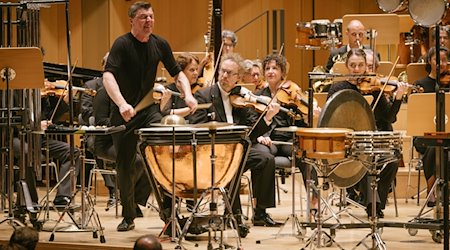 Percussionist Martin Grubinger und Ensemble auf der Bühne. / Foto: Oliver Killig/Musikfestspiele Dresden/dpa/Handout