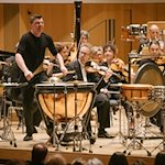 Percussionist Martin Grubinger und Ensemble auf der Bühne. / Foto: Oliver Killig/Musikfestspiele Dresden/dpa/Handout