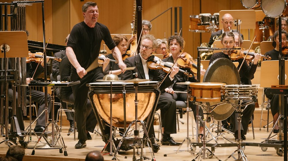 Percussionist Martin Grubinger and ensemble on stage / Photo: Oliver Killig/Musikfestspiele Dresden/dpa/Handout