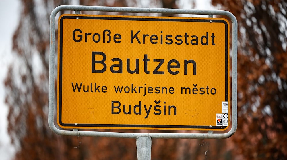 Das Ortseingangsschild zeigt auch den sorbischen Namen Budysin. / Foto: Jan Woitas/dpa