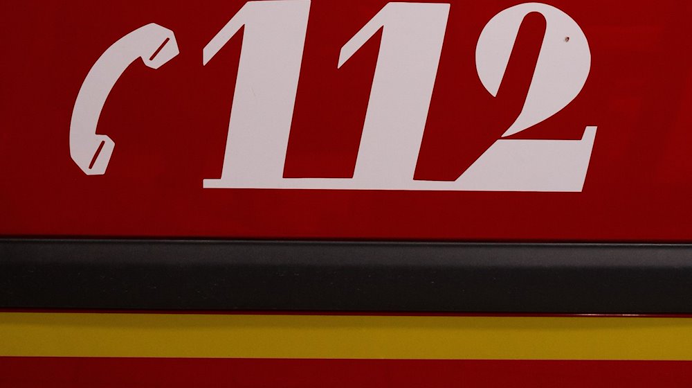 Die Notrufnummer 112 steht auf einem Feuerwehrfahrzeug. / Foto: Sven Hoppe/dpa/Symbolbild