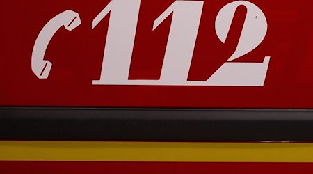 Die Notrufnummer 112 steht auf einem Feuerwehrfahrzeug. / Foto: Sven Hoppe/dpa/Symbolbild