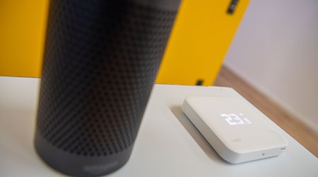حفّال حراري ذكي من شركة Tado لتوصيل نظام التدفئة موجود في المكتب الرئيسي على طاولة بجانب مكبر صوت ذكي يعمل بتقنية Alexa لشركة Amazon / صورة: لينو ميرجيلر / دب