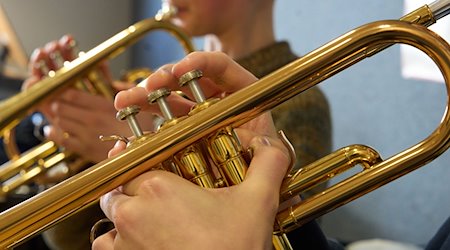 Zwei Jungen spielen im Unterricht an der Musikschule Koblenz Trompete. / Foto: Thomas Frey/dpa