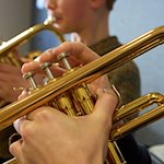 Zwei Jungen spielen im Unterricht an der Musikschule Koblenz Trompete. / Foto: Thomas Frey/dpa