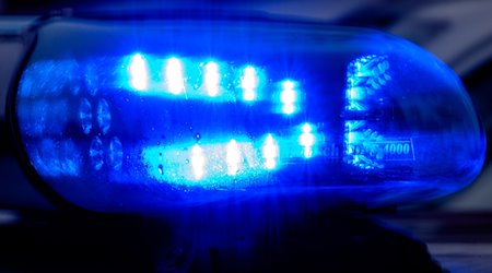 Una luz azul ilumina un vehículo policial / Foto: Klaus-Dietmar Gabbert/dpa