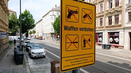 Ein Schild ist der Aufschrift “Waffen verboten“ an der Eisenbahnstraße. / Foto: Sebastian Willnow/dpa-Zentralbild/dpa