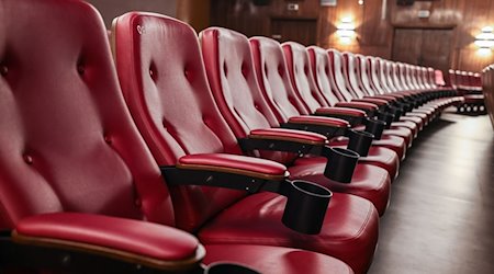 يوجد كراسي حمراء في قاعة السينما. / صورة: أوليفر بيرج / دبا / رمزي