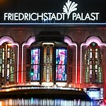 Der Friedrichstadt-Palast ist während der Premiere der Grand Show "Falling - In Love" festlich beleuchtet. / Foto: Jens Kalaene/dpa