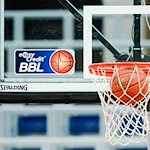 Eine Basketball landet im Netz. / Foto: Uwe Anspach/dpa/Symbolbild