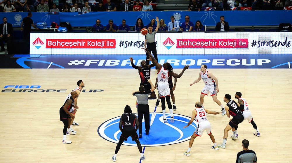 Ousman Krubally (center, l) of Chemnitz and Jerry Boutsiele (center, r) of Bahcesehir in action at the jump ball at the start of the match / Photo: Matthias Stickel/dpa