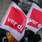 Verdi-Fahnen während einer Demonstration. / Foto: Ole Spata/dpa/Symbolbild