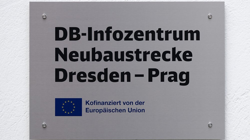 Un cartel con la inscripción "Centro de Información DB Nueva Línea Dresde - Praga" cuelga de un edificio / Foto: Sebastian Kahnert/dpa/Archivbild