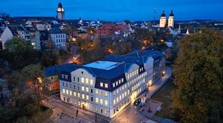 The Weisbach House, which has been converted into a museum and renovated, can be seen in Plauen below the towers of the town hall and St. John's Church. / Photo: Hendrik Schmidt/dpa/Archive image