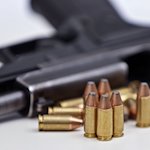 Eine Faustfeuerwaffe mit Magazin und Munition. / Foto: David Young/dpa/Symbolbild