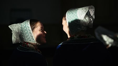 Junge Sorbinnen in traditioneller Tracht. / Foto: Oliver Killig/dpa-Zentralbild/dpa