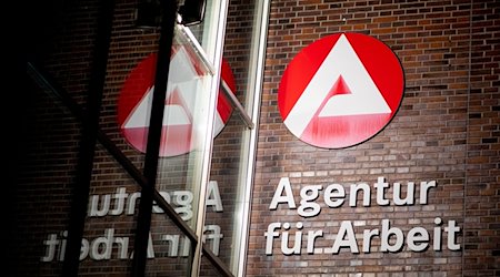 Der Schriftzug „Agentur für Arbeit“ hängt am Gebäude der Bundesagentur für Arbeit im Stadtzentrum. / Foto: Hauke-Christian Dittrich/dpa/Archivbild