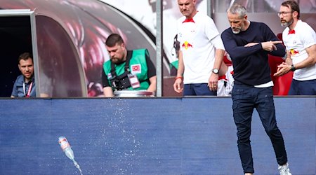Marco Rose, entrenador del Leipzig, lanza una botella de agua al campo tras el pitido final / Foto: Jan Woitas/dpa