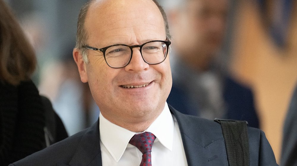 Oliver Schenk (CDU), Chef der Staatskanzlei in Sachsen, kommt vor Beginn der Sitzung im Landtag zum Plenarsaal. / Foto: Robert Michael/dpa