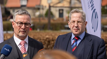 Hans-Georg Maaßen (r), federal chairman of the Werteunion, and the newly elected state chairman Albert Weiler speak on the sidelines of the founding party conference of the Thuringian state association in the courtyard of the Henriettenhof / Photo: Michael Reichel/dpa
