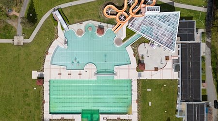 Empleados preparándose para la temporada de piscinas al aire libre en la piscina Massenei / Foto: Sebastian Kahnert/dpa