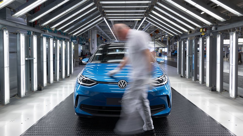 A model of the new generation of the ID.3 stands in the light tunnel at the Volkswagen plant in Zwickau for final acceptance / Photo: Hendrik Schmidt/dpa