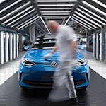 Ein Modell der neuen Generation des ID.3 steht zur Endabnahme im Lichttunnel im Werk von Volkswagen in Zwickau. / Foto: Hendrik Schmidt/dpa