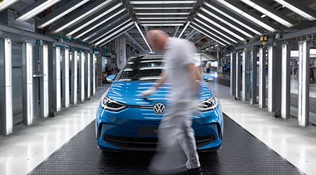 Модель нового покоління ID.3 стоїть у світловому тунелі на заводі Volkswagen у Цвіккау для остаточного приймання / Фото: Hendrik Schmidt/dpa