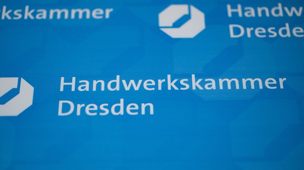 Der Schriftzug „Handwerkskammer Dresden“ steht auf einem Banner. / Foto: Robert Michael/dpa