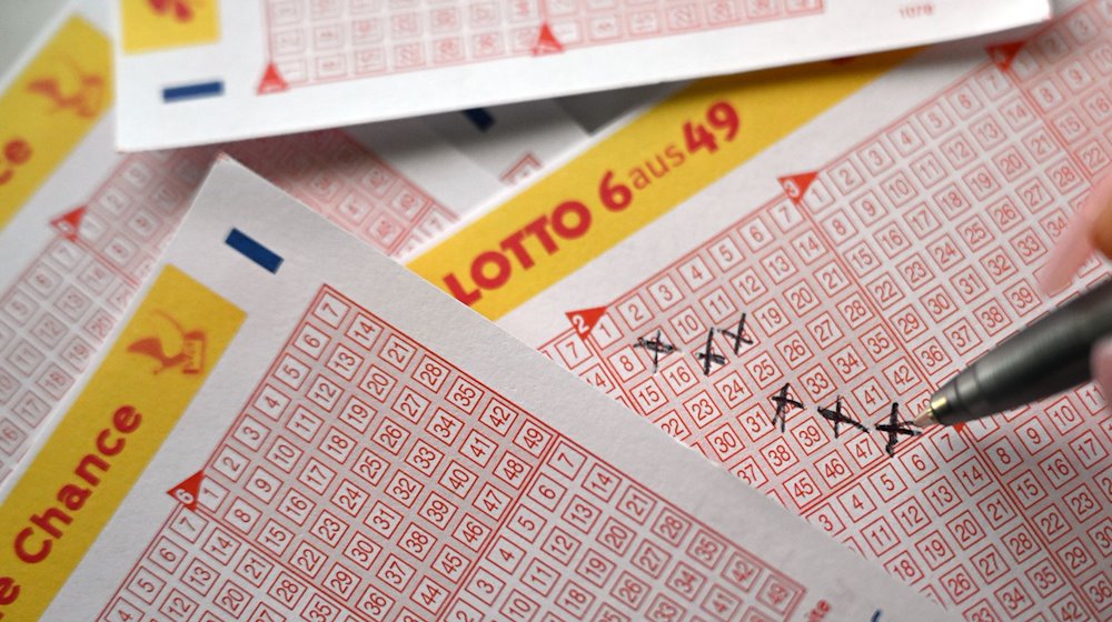 Eine Spielerin füllt einen Lottoschein aus. / Foto: Federico Gambarini/dpa