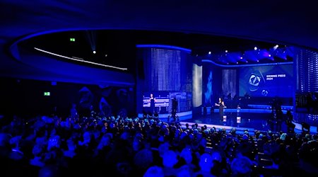 تقف المذيعة سهام الميموني على خشبة مسرح مارل خلال حفل جوائز غريمي 60. / صورة: رولف فينّنبيرند / شركة دبوس ديفولا