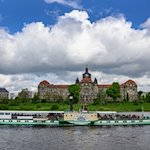 Der historische Schaufelraddampfer «Krippen» der Sächsischen Dampfschifffahrt fährt am Vormittag auf der Elbe vor der Staatskanzlei entlang. / Foto: Robert Michael/dpa