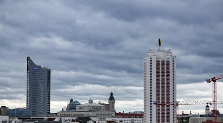 Dunkle Wolken ziehen über die Leipziger Innenstadt. / Foto: Jan Woitas/dpa