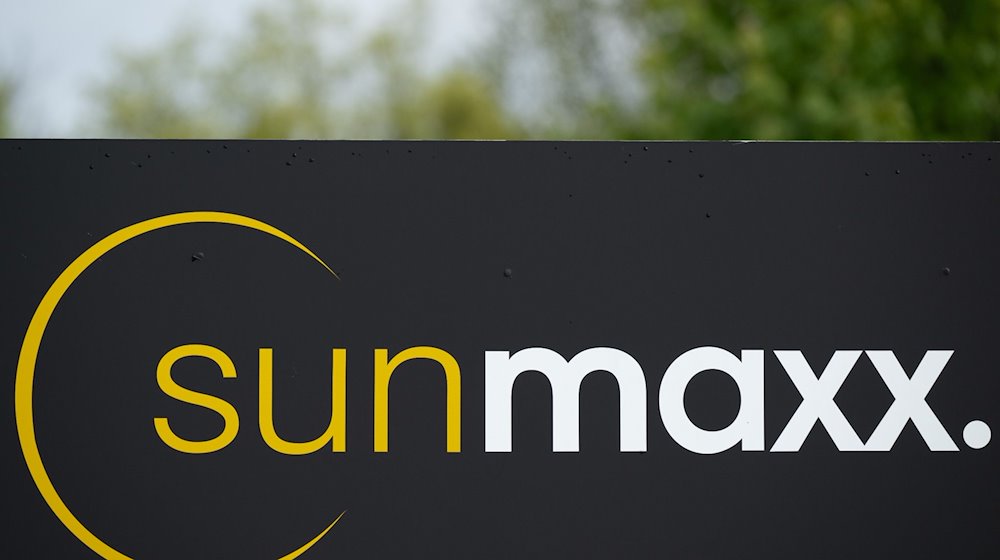 Das Logo des Solar-Start-up Sunmaxx auf dem Werkgelände. / Foto: Sebastian Kahnert/dpa